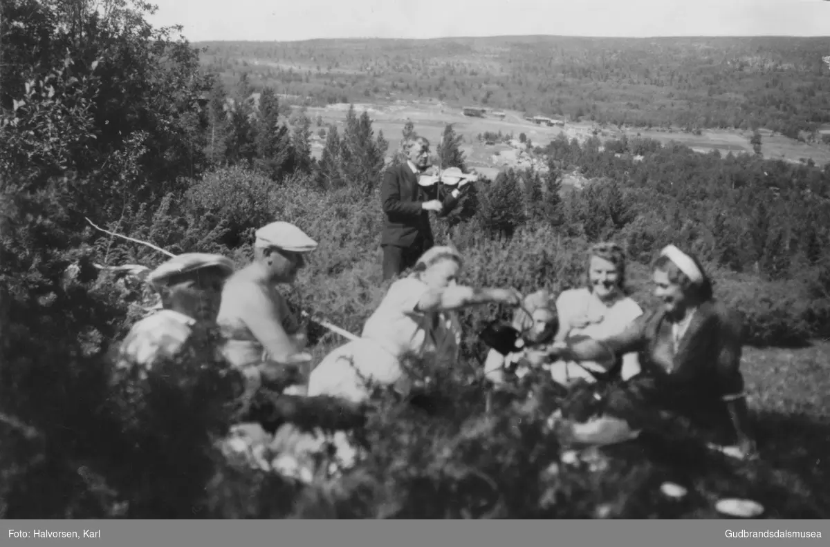 Emil Bruheim (f. 1903) underheld på fele på Kvernhusmoen.  
F.v.: Kaare Halvorsen, herr Brun, ukjend kvinne, Ingeborg Halvorsen (f. 1940 g. Åstrali), Magna Halvorsen, fru Brun