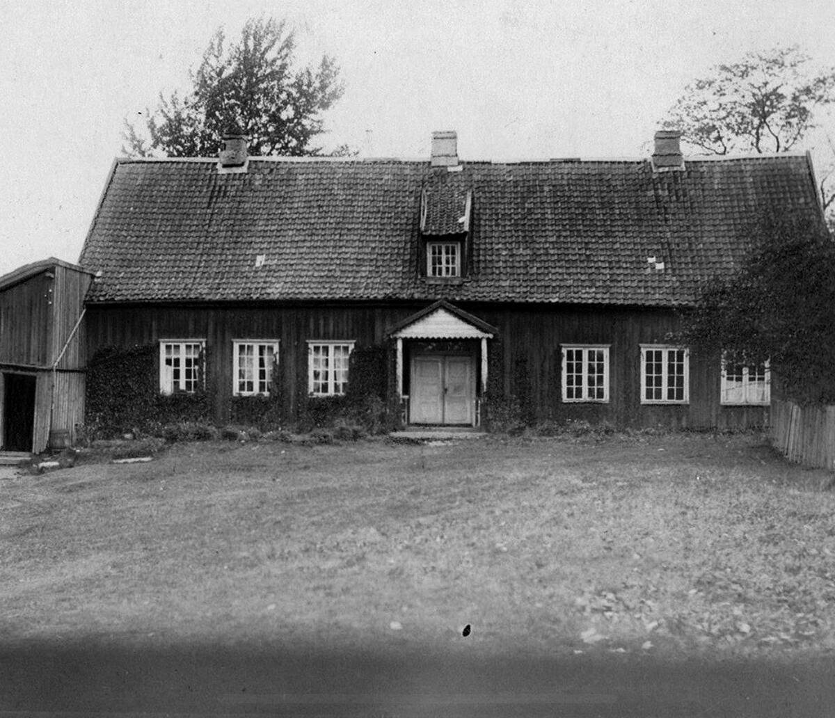 Foto av gammelt våningshus.