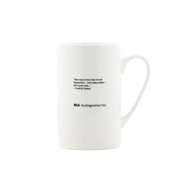 Hvit kopp med svart tekst og logo på