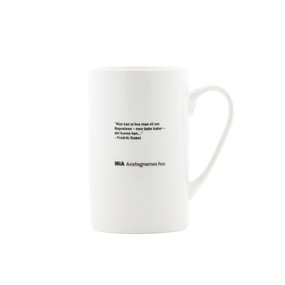 Hvit kopp med svart tekst og logo på