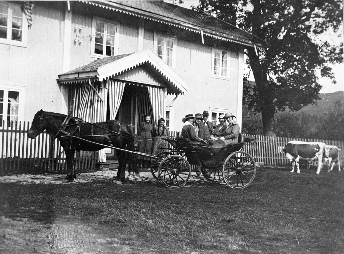 Klart for kjøretur, foran hovedbygningen hos Lensmann John Kopseng på øvre Kopseng. Trolig rundt 1915-20.