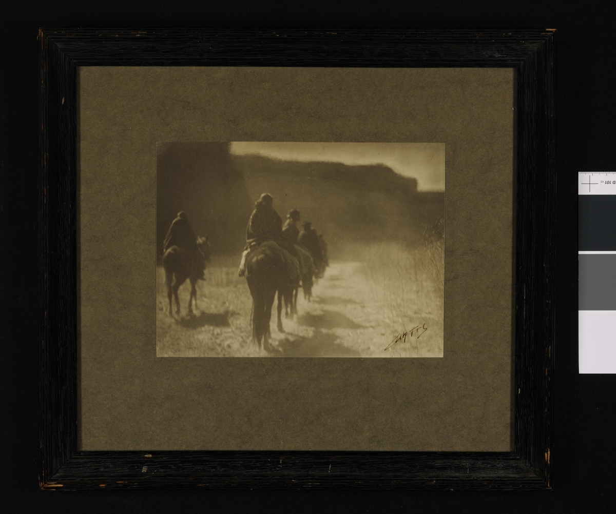 "The Vanishing Race", fotografert i 1904, var Curtis’ signaturverk og ble den visuelle metaforen for hele det tretti år lange prosjektet hans, dvs. at den Nord-Amerikanske urbefolkningen, eller i det minste deres kultur, var i ferd med å forsvinne. Det ble Curtis sitt overordnede mål å lage en oversikt over dem og deres verden før de forsvant for alltid. Curtis søkte etter et bilde for å illustrere denne ideen i nesten fire år før "The Vanishing Race". For et århundre siden var det uten tvil hans mest populære enkeltbilde.