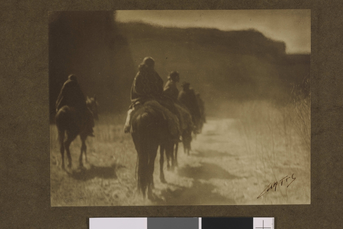 "The Vanishing Race", fotografert i 1904, var Curtis’ signaturverk og ble den visuelle metaforen for hele det tretti år lange prosjektet hans, dvs. at den Nord-Amerikanske urbefolkningen, eller i det minste deres kultur, var i ferd med å forsvinne. Det ble Curtis sitt overordnede mål å lage en oversikt over dem og deres verden før de forsvant for alltid. Curtis søkte etter et bilde for å illustrere denne ideen i nesten fire år før "The Vanishing Race". For et århundre siden var det uten tvil hans mest populære enkeltbilde.