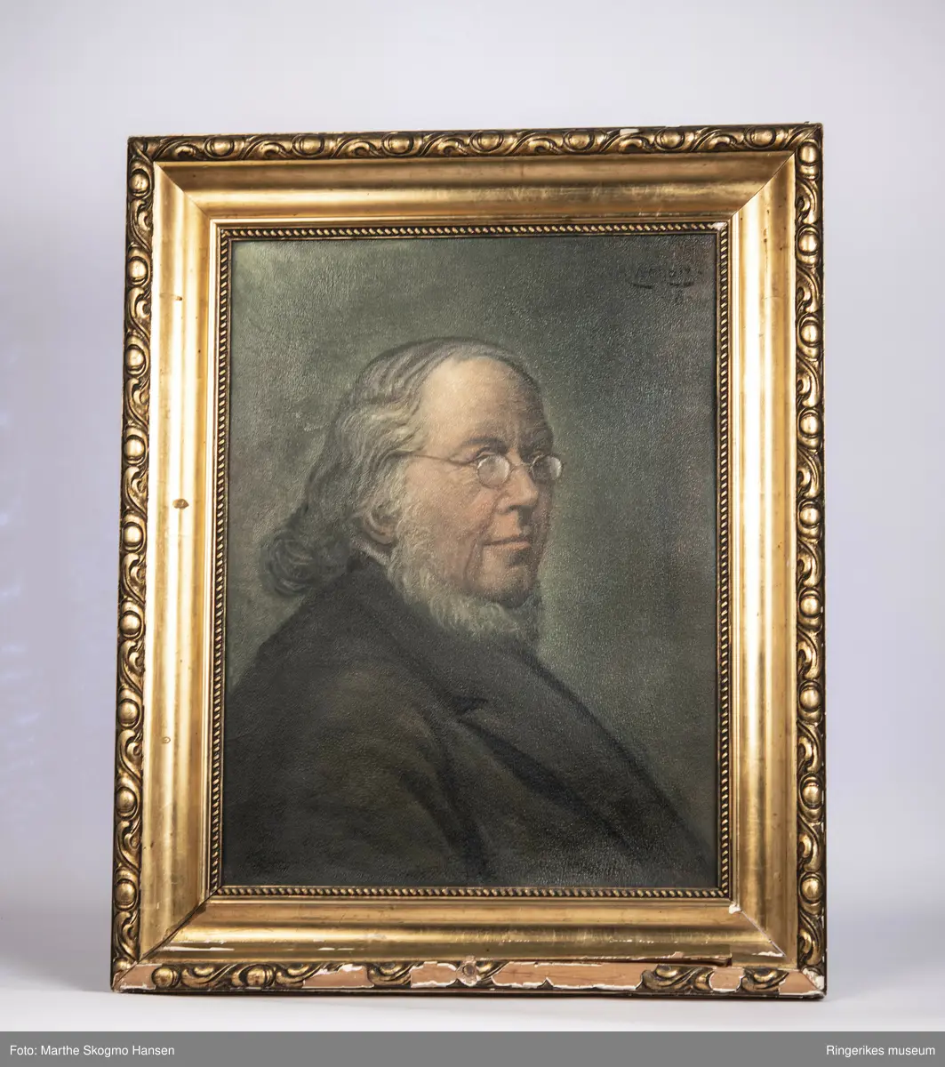 Portrett av eldre Peter Christen Asbjørnsen på grønn bakgrunn med mørk brun jakke med slag. 