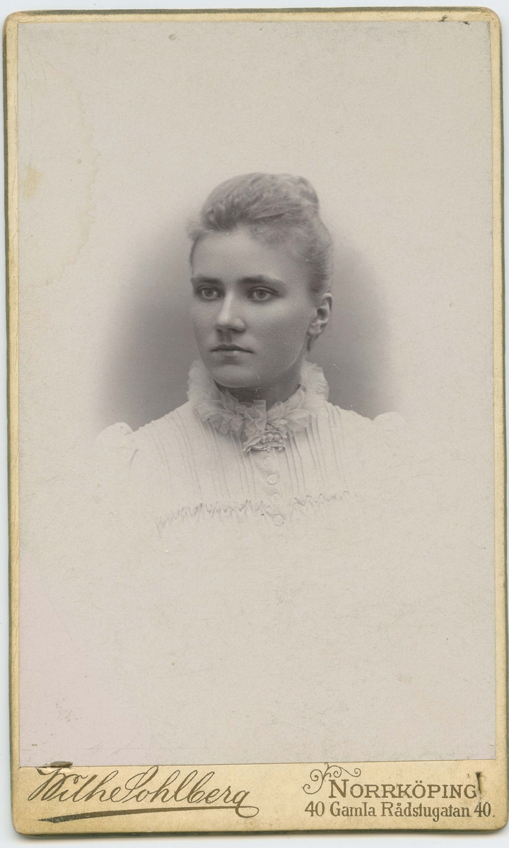 Porträtt på Ellen Claeson född Ungroth år 1872. Gift med ingenjör Fritz Claeson, Uddebo, Tranemo kommun