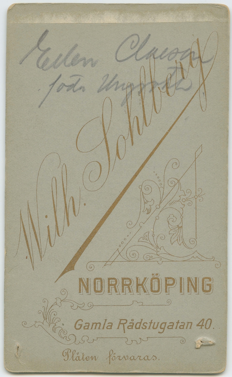 Porträtt på Fru Tyra Claeson född Andersson år 1870. Gift med fabrikör Ernst Claesson, Uddebo i Tranemo kommun.