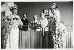 Födelsedagsuppvaktning av en äldre kvinna, med några utklädd