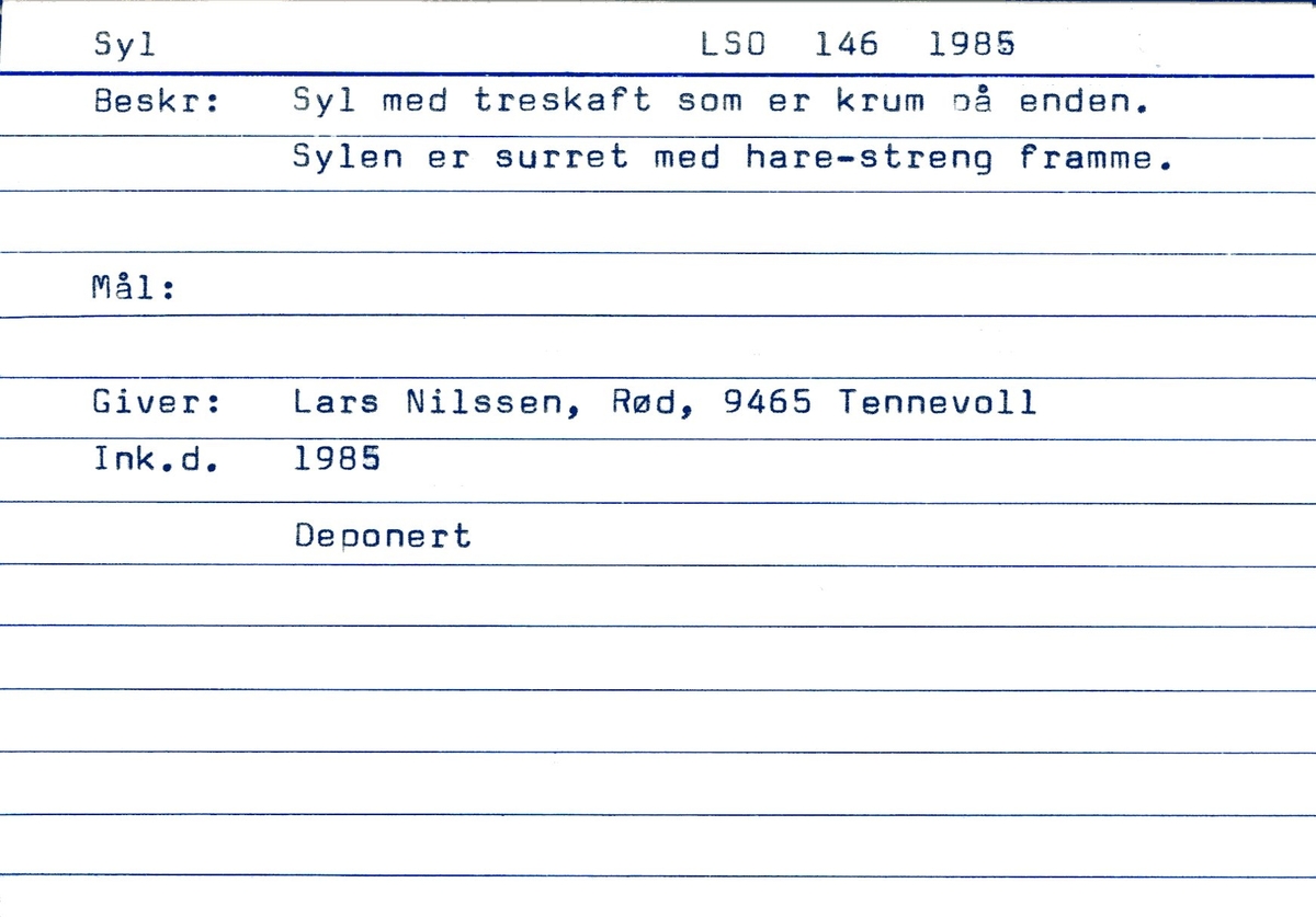 Syl. Dreid treskaft med buet ende. Jernpik stukket inn i treverket. Forsterket med streng.