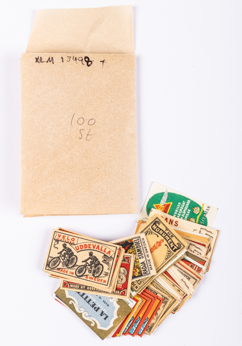 Samling med tändsticksetiketter i papper, huvudsakligen från Sverige från tiden runt sekelskiftet 1900.