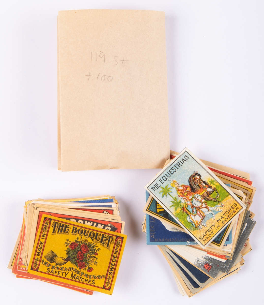 Samling med tändsticksetiketter i papper, huvudsakligen från Sverige från tiden runt sekelskiftet 1900.