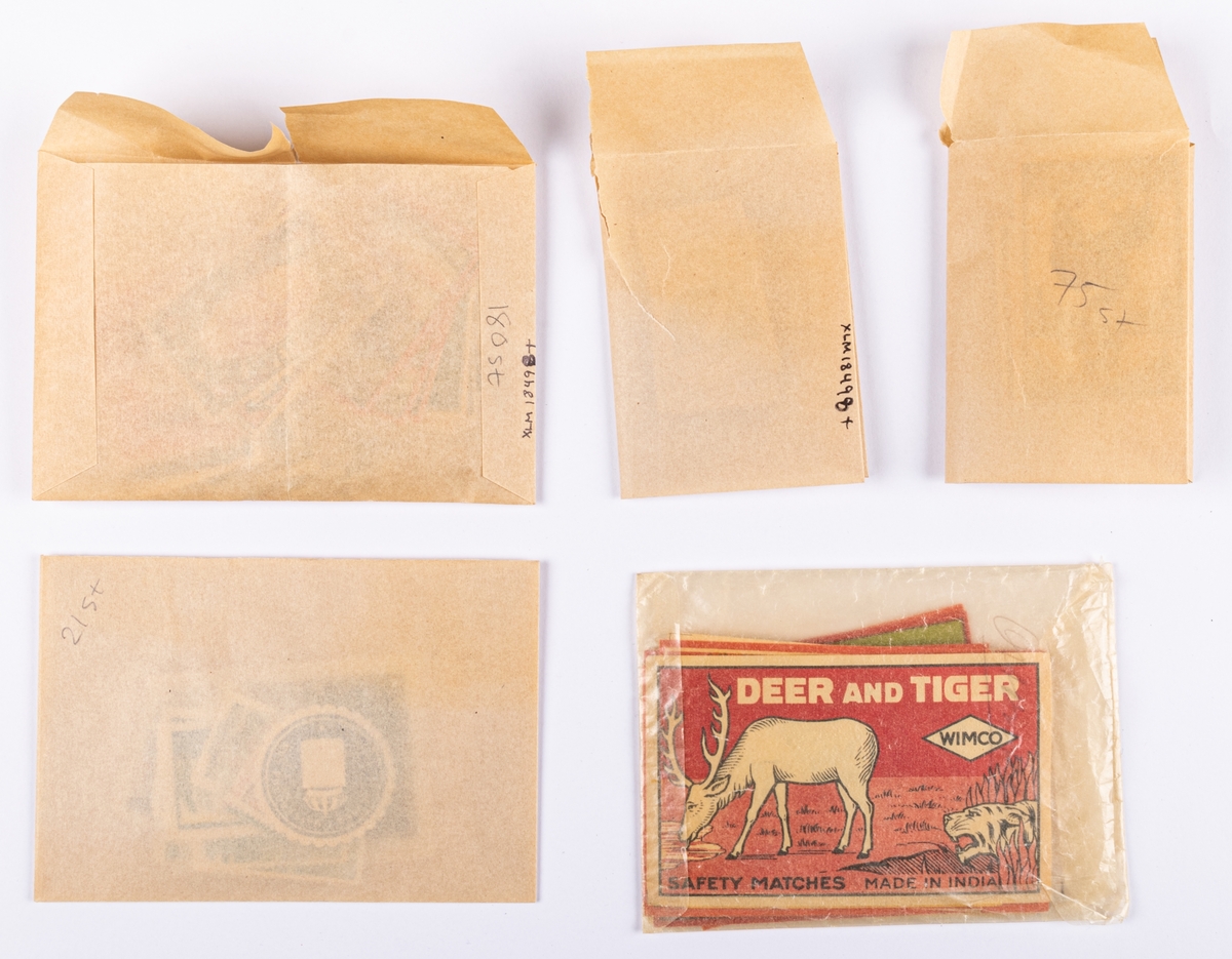 Samling med tändsticksetiketter i papper, huvudsakligen från Sverige från tiden runt sekelskiftet 1900.