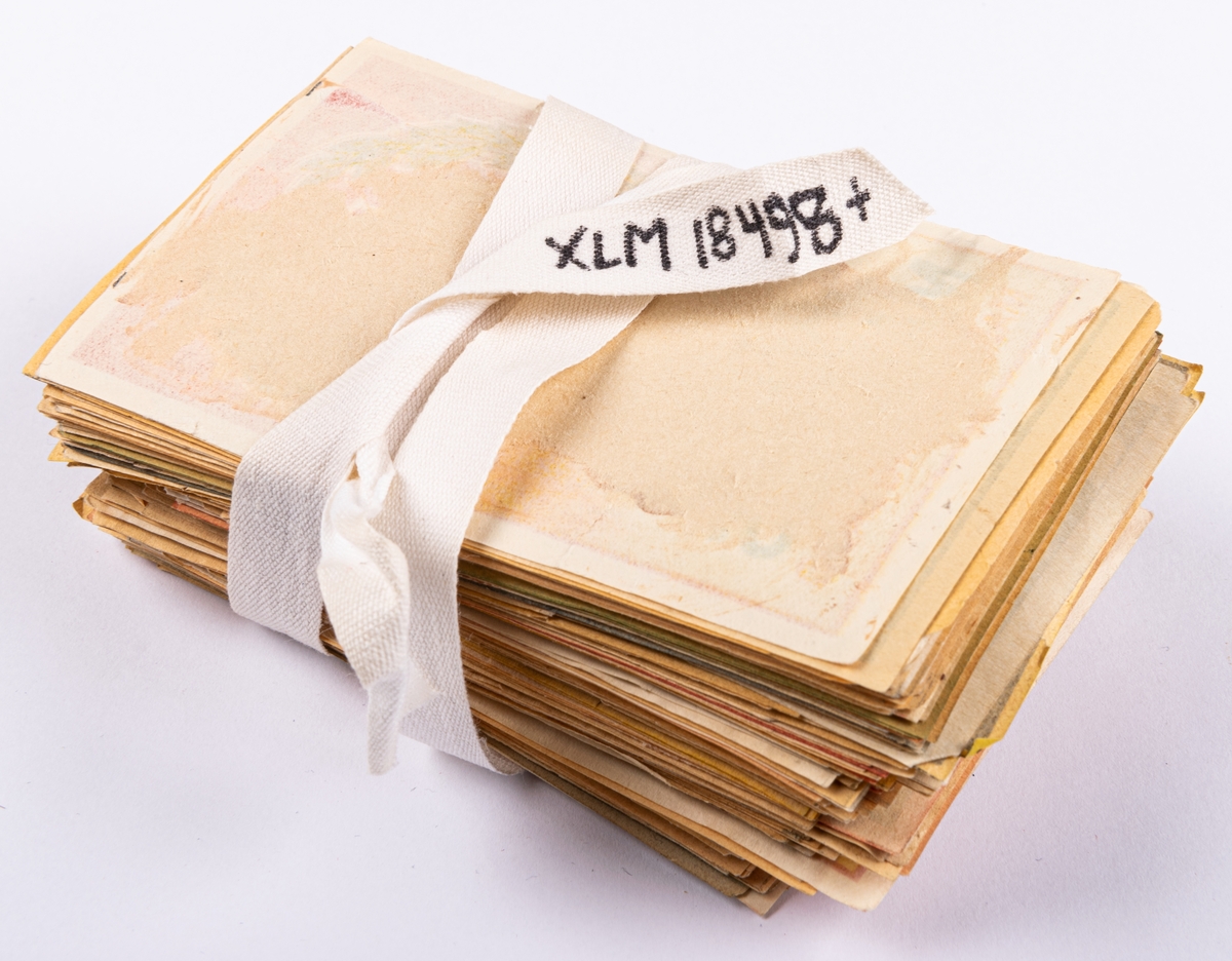 Samling med tändsticksetiketter i papper, huvudsakligen från Sverige från tiden runt sekelskiftet 1900.