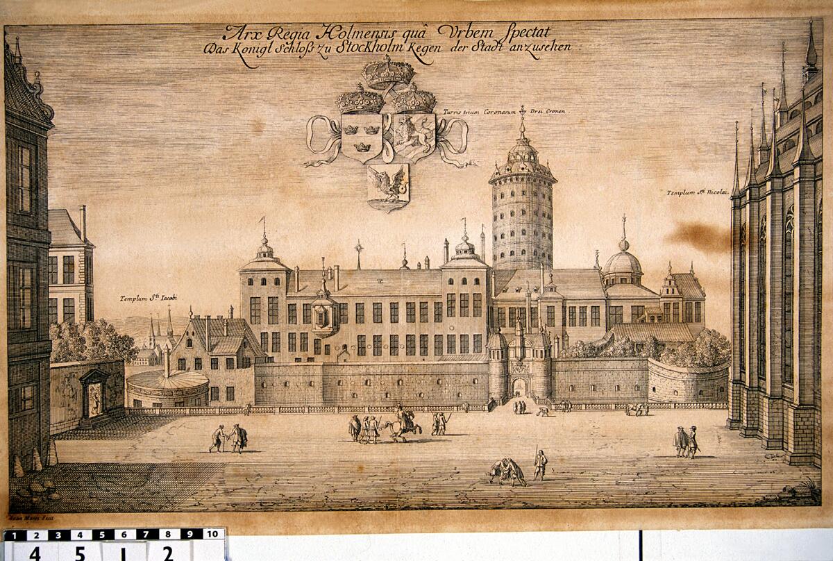 Historisk bild av slottet Tre Kronor. I förgrunden ett öppet torg. Till höger Storkyrkans gavel. Till vänster i bakgrunden St Jackobs Kyrka. Till vänster i förgrunden ytterligare husgavlar. Under text i överkantens mitt finns ett antal emblem. Ram: 2 cm, hålkälad, profilerad, rödbrun.
