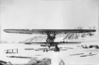 Flygplan Fokker C.V.E , S 6 vid Spetsbergsexpeditionen 1928. Uppställd framför fjäll.