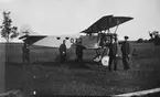 Personal vid Flygkompaniet framför flygplan Fokker D.VII nr 937 på Malmen omkring 1920.