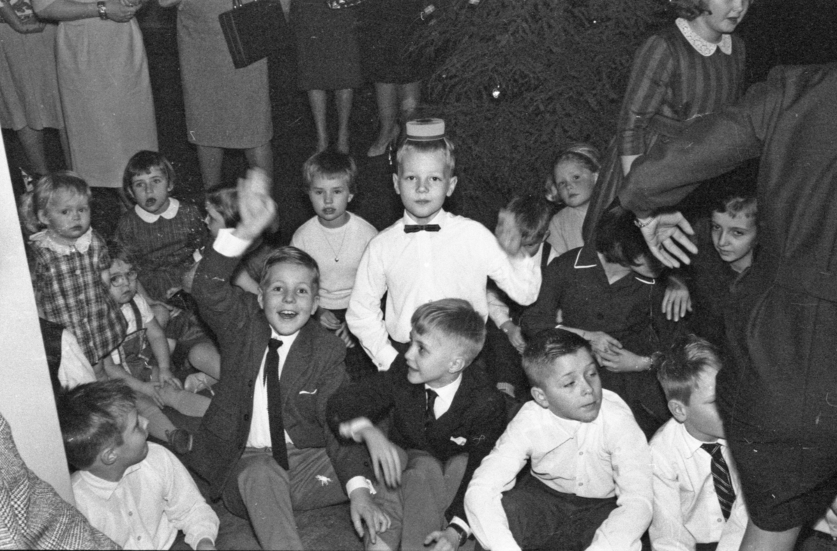 Barnfesten på T 2 mäss med julgransplundring och tomte 1961
