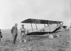 Franskt flygplan Caudron C 68 märkt F-AFFH uppställt på Internationella luftfartsutställningen i Göteborg (ILUG), 1923. Två män vid planet.