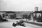 Flygplan Saab B 17 märkt F 4 röd B, parkerad framför C-hallen på Centrala Verkstäderna Malmen, omkring 1944-1945.