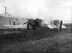 Flygplan Bréguet XIV nr 20456 tillhörande det franska flygvapnet står vid tälthangar på Internationella luftfartsutställningen, ILUG, i Göteborg, 1923. Klargöring för start.