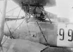 En flygförare sitter i flygplan FVM S 18, omkring 1920. Vy från sidan.