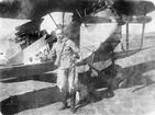 Löjtnant Erik Lilliehöök står framför flygplan Phönix D.III, märkt 951 på Malmen, omkring 1920-1921.