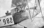 Flygförare och flygspanare sitter i flygplan FVM S 18 nr 982, cirka 1919.
