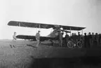 En grupp män vid Flygkompaniet på Malmen står framför flygplan FVM Albatros 160 omkring 1921-1926.