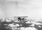 Flygplan Albatros SW 20 nr 750 flyger över moln, omkring 1920.