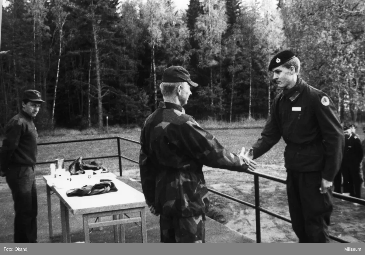 Prisutdelning efter fälttävlan. Från vänster Jan Rudolfsson, Ing 2; överste Björn Svensson, regementschefen Ing 2 och okänd.