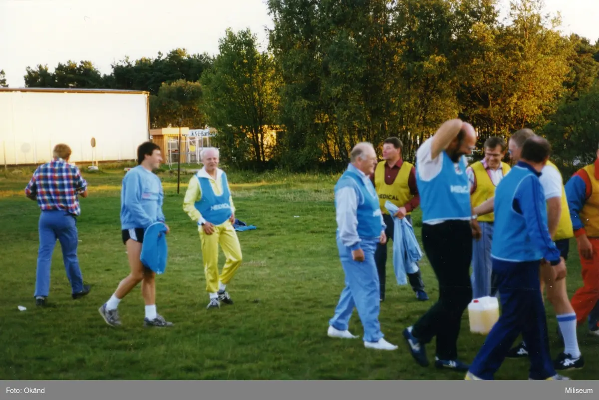 Fältövning. Från vänster okänd, Jan Rudolfsson, okand, överstelöjtnant Per Ängquist, okänd, major Lennart Järgenstedt och därefter okända.