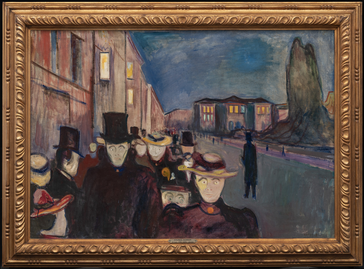 Karl Johans gate sett mot Stortinget. Gatelinjene i sterk forkortning. På venstre fortau en tett strøm av bleke mennesker med store, stirrende øyne. Stortingsbygningen og poplene på Eidsvolls plass i bakgrunnen.
