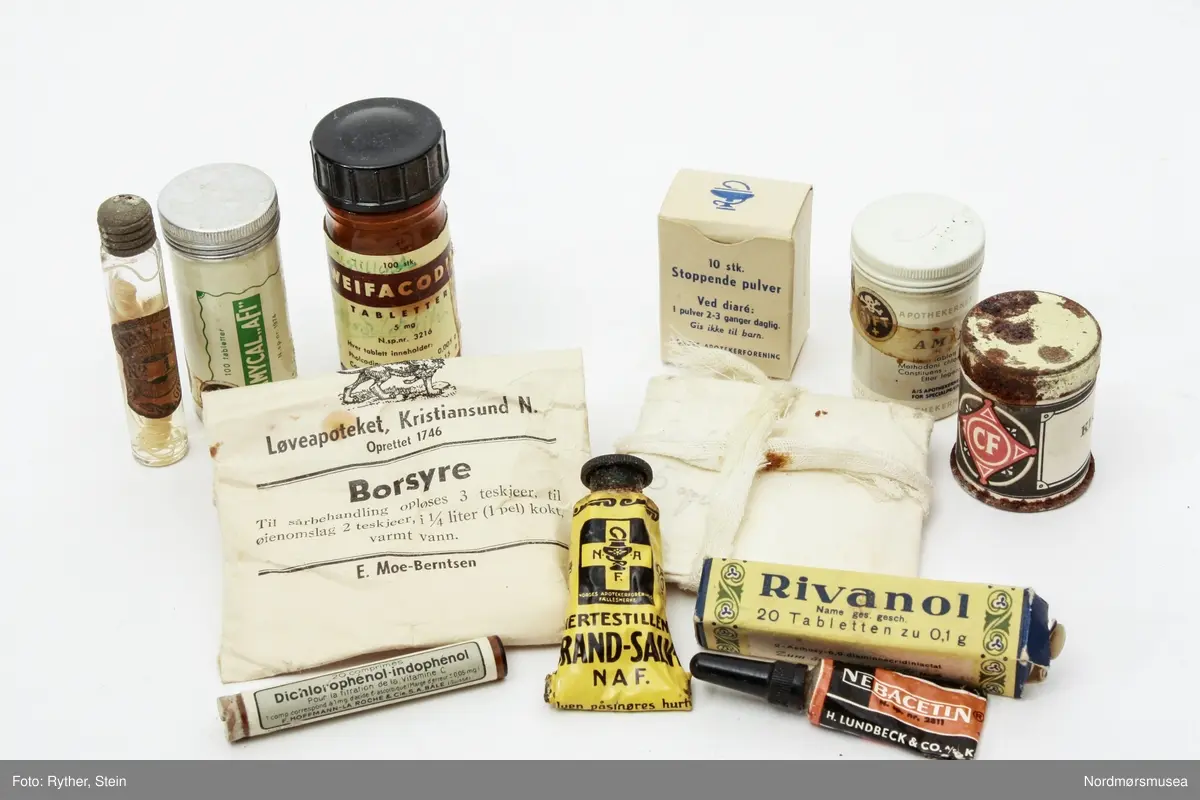 Inneholder lerretsklede med et par gummihansker, lerretslomme, gasbindruller x4 og munnbind, plaster, pinsett med forstørrelsesglass, termometer, pulver mot diare, borsyre, sulfatial, Dichlorephenol - indo -phenol, brannsalve, Nebacetin, Rivanol, destillasjonsvann med tråd i ampulle, fire pilleesker: Amycal, AFI, Amidon, Wifacodin, Klorjernbomull.

Tre fotografier: ett av Anna Thea Hveding og to av samme sykepleier ( Kikki? ). 

Diverse papir.