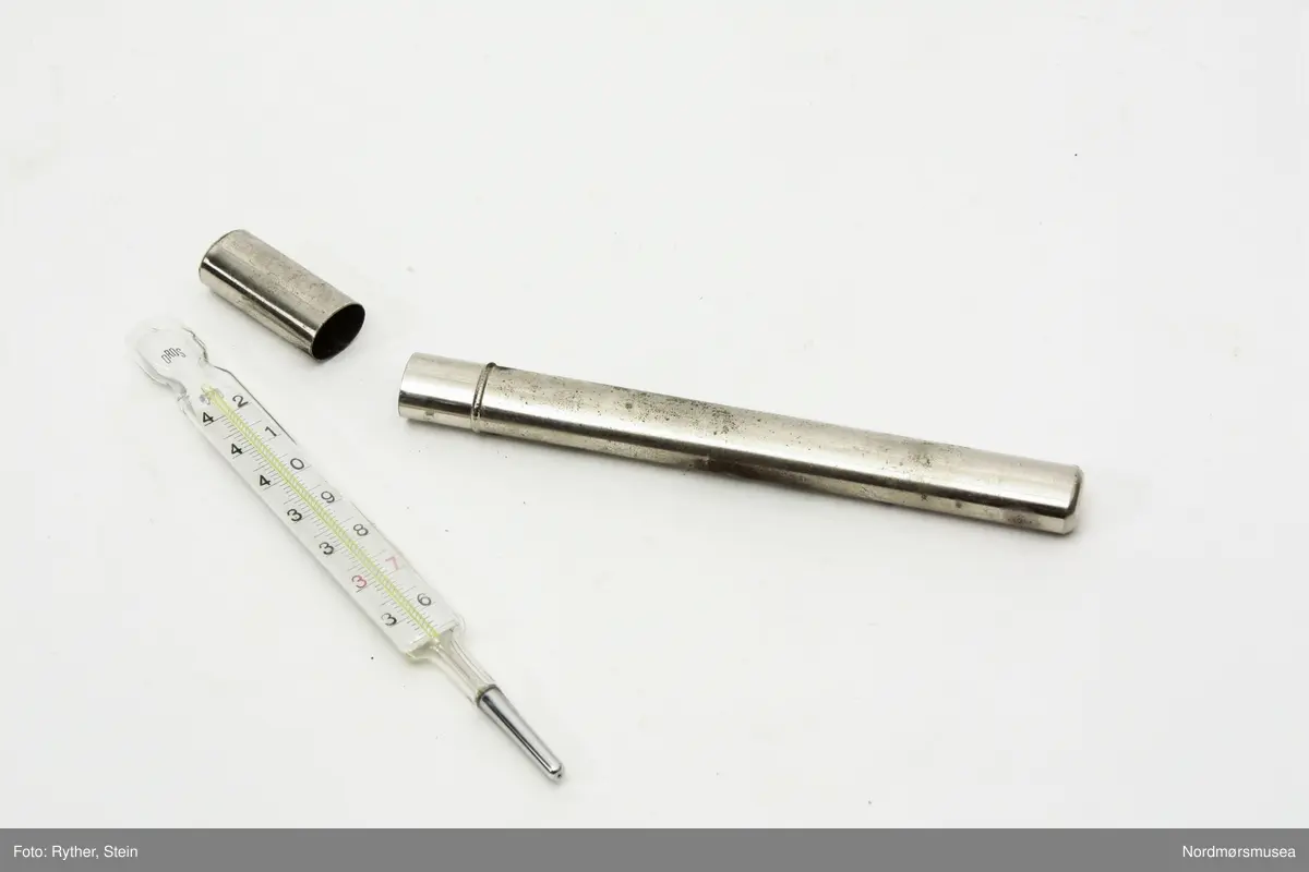 Inneholder lerretsklede med et par gummihansker, lerretslomme, gasbindruller x4 og munnbind, plaster, pinsett med forstørrelsesglass, termometer, pulver mot diare, borsyre, sulfatial, Dichlorephenol - indo -phenol, brannsalve, Nebacetin, Rivanol, destillasjonsvann med tråd i ampulle, fire pilleesker: Amycal, AFI, Amidon, Wifacodin, Klorjernbomull.

Tre fotografier: ett av Anna Thea Hveding og to av samme sykepleier ( Kikki? ). 

Diverse papir.