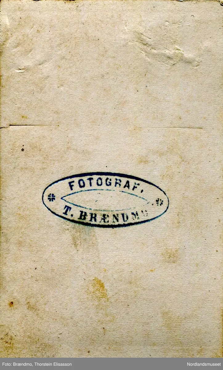 Portrett av en prest, sannsynligvis prest Gustav Dietrichson. Brystbilde med prestekrave.