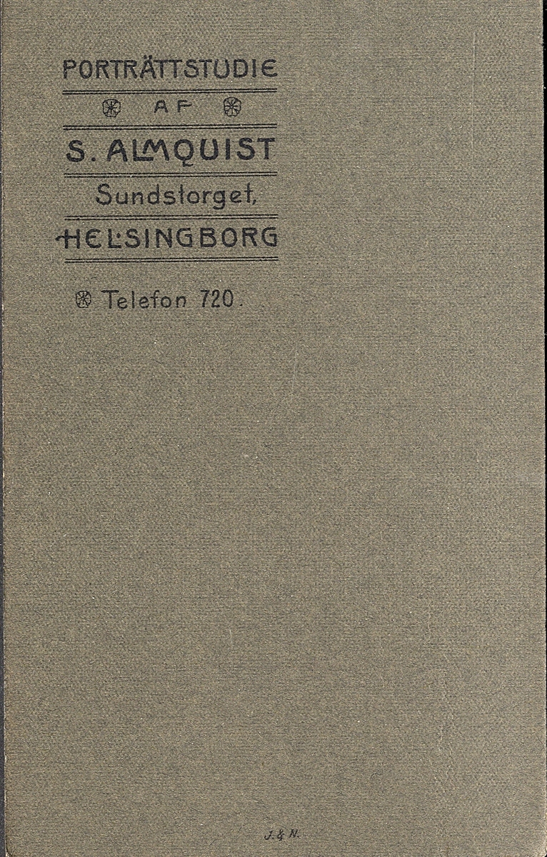 En man i kostym med stärkkrage och fluga. 
Midjebild, halvprofil. Ateljéfoto.
Handlande Carl Ljunggren (1873-1956), Strömsnäsbruk.