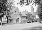 Linköpings brandstation 1930. Vid tiden hade det gått 15 år sedan stadens brandväsen fått detta lyft. Den nya brandstationen ritades i nationalromantisk stil av byggmästaren Nils Meijer med hjälp av arkitekt Nils Rosell. Även den i Linköping framträdande Axel Brunskog lämnade in arkitektförslag men fick se sig övervunnen. Som inspiration för Meijer och Rosell stod brandstationen i Wilmersdorff, Berlin. Byggnaden placerades på en för linköpingsmått mätt höjd. Därmed fick man nedförsbacke till stadens bebyggelse.