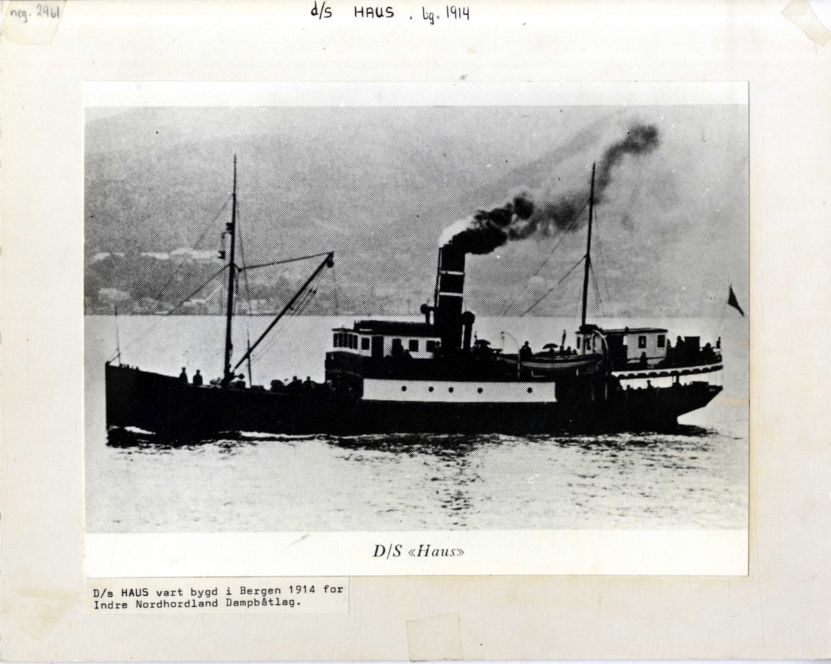 Fire foto av DS HAUS (1914). Nært land.