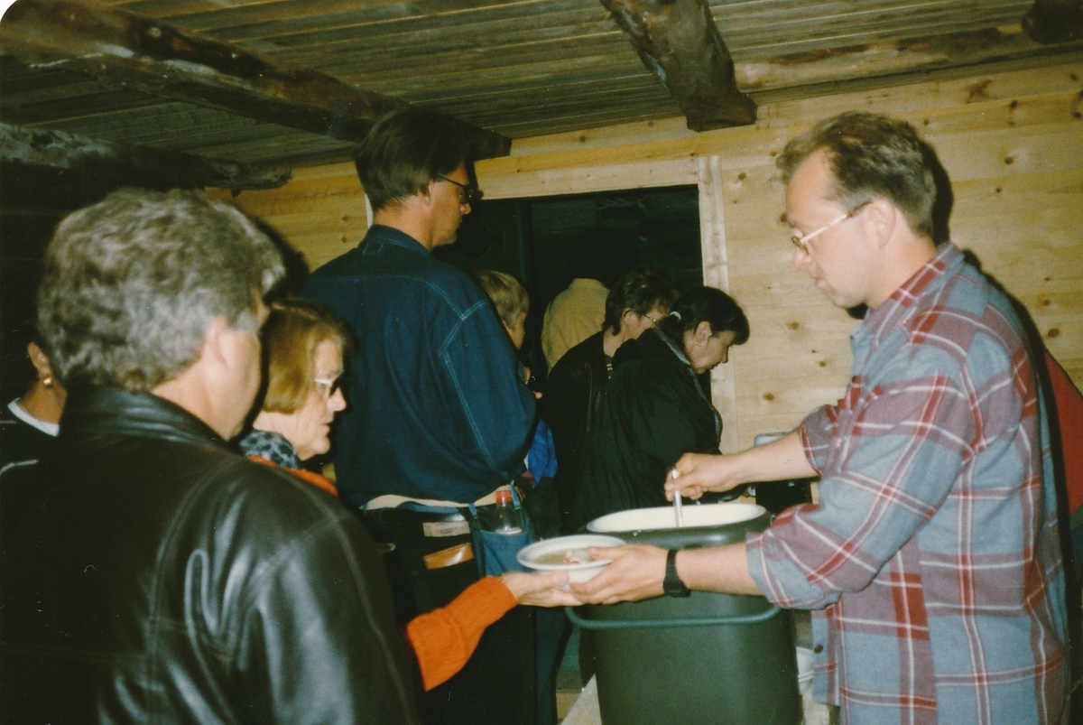 Suppeutdeling på Kveitmuseet i Skrolsvik