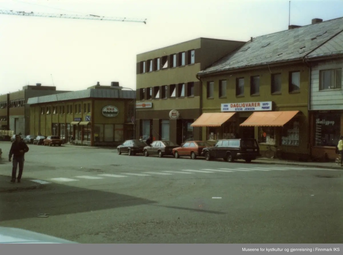 Honningsvåg. Holmen med bebyggelse. Sommeren 1985.