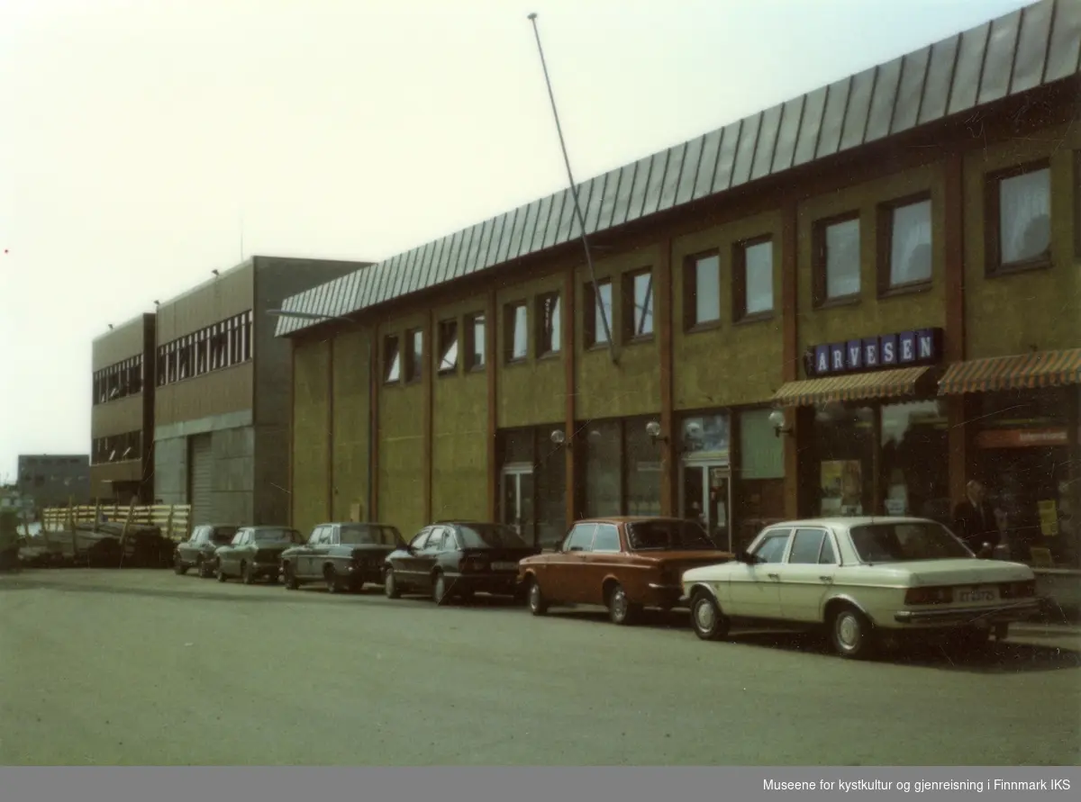 Honningsvåg. Holmen med Nordnorges Salgslagbygg (NNS) med Narvesen. Sommeren 1985.