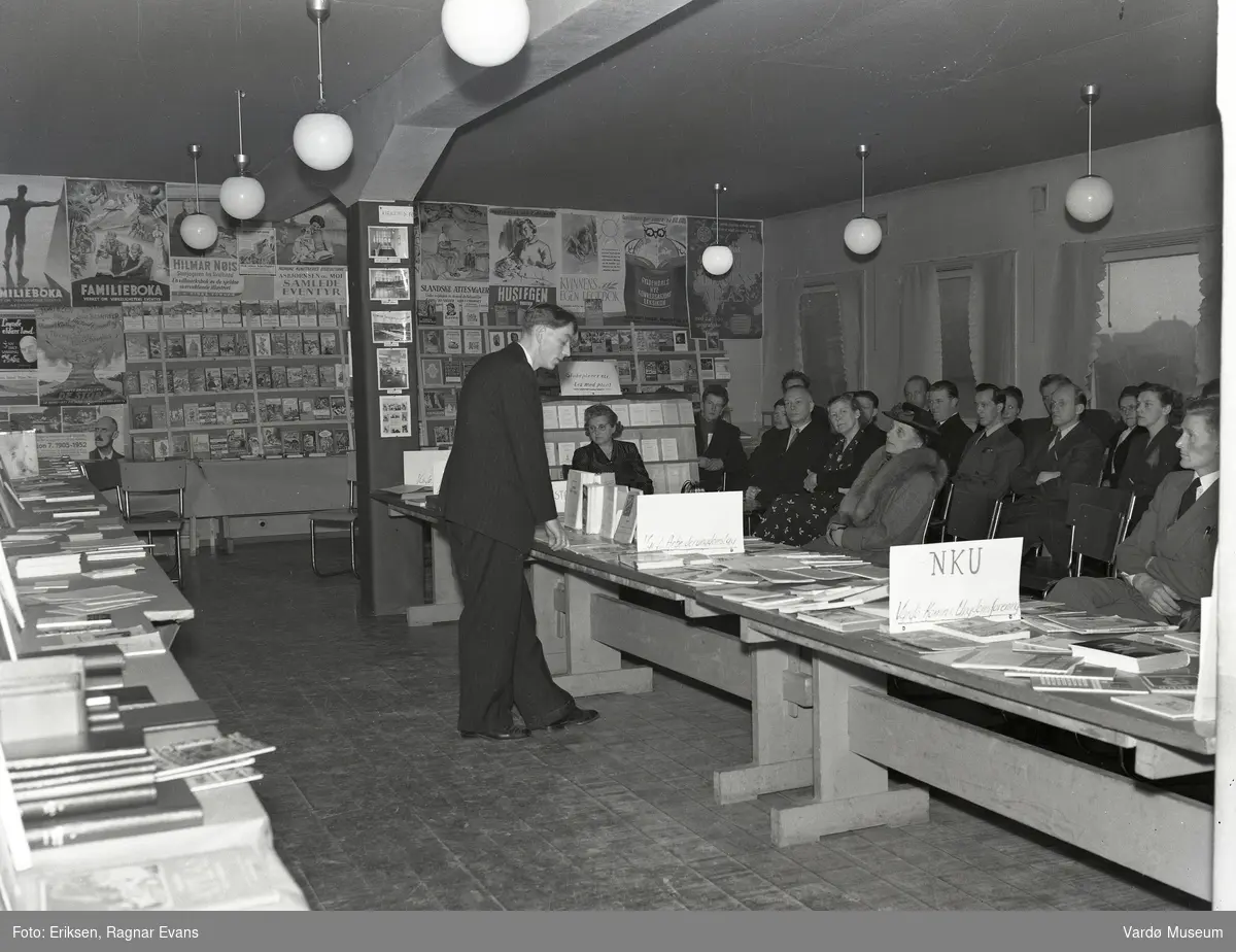 Aksjonen for god lesing og god film, mai 1954. Bokutstilling i produksjonslageret