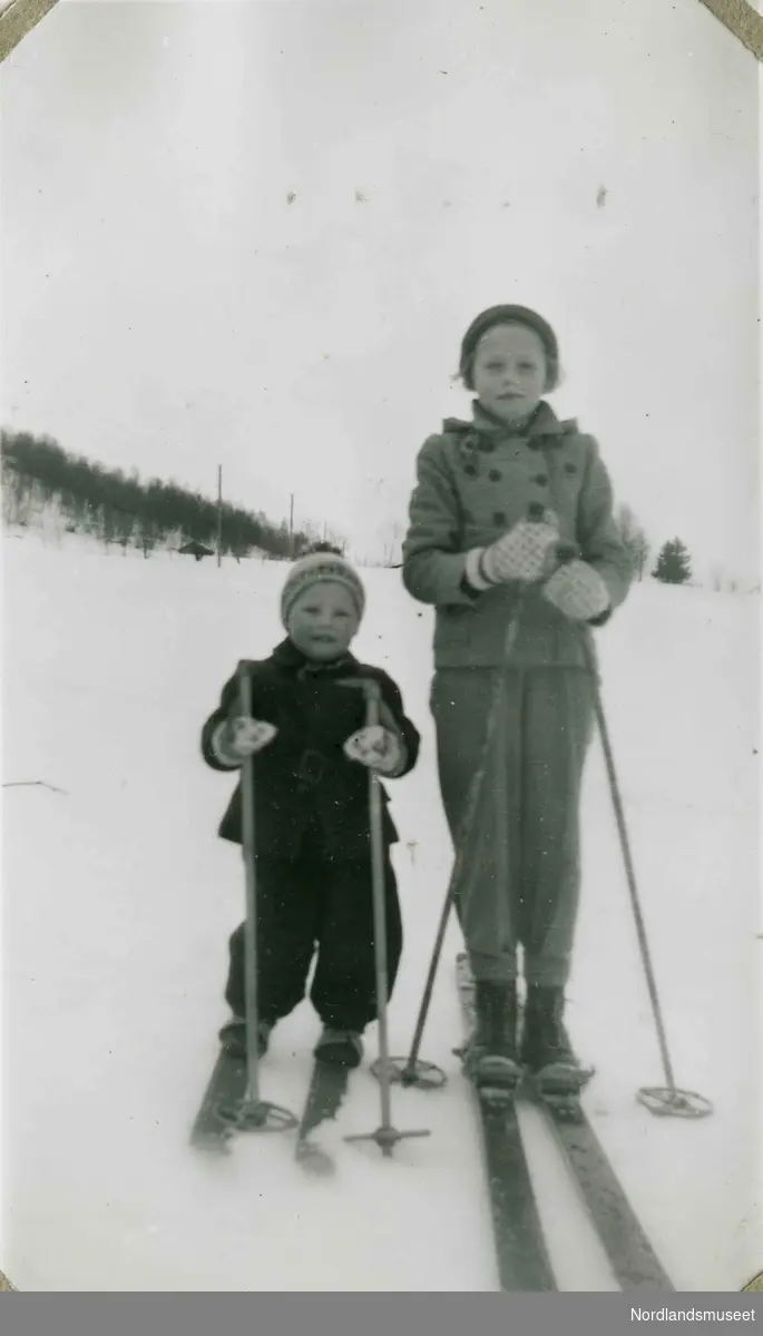 To barn på ski. De har på seg strikket lue og votter. Tekst i album: Bringsli påsken 1948.