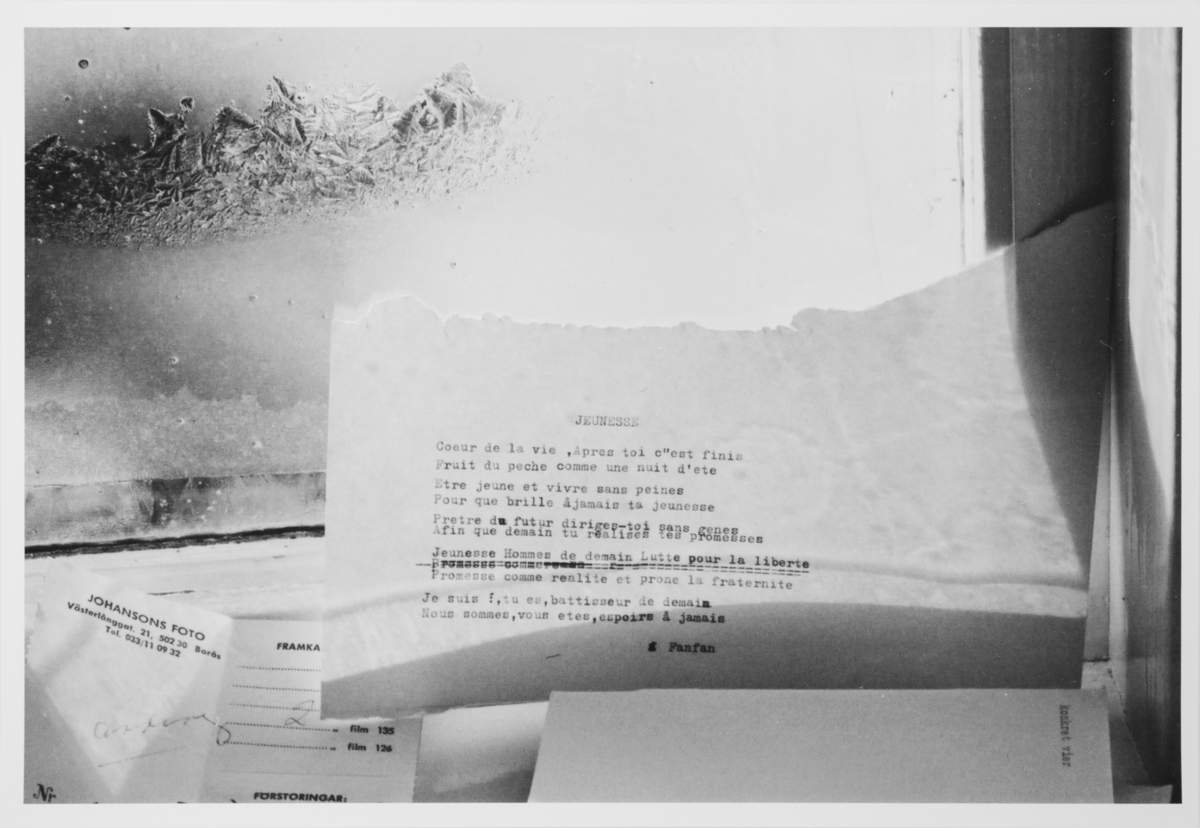 Ett trasigt pappersark med text på franska, till vänster ett kvitto från Johanssons Foto i Borås.