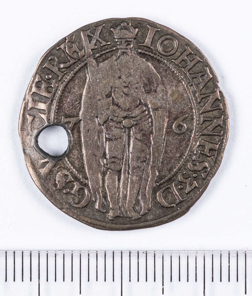 Mynt, 1 öre, Sverige, Johan III, silver. Med hål.