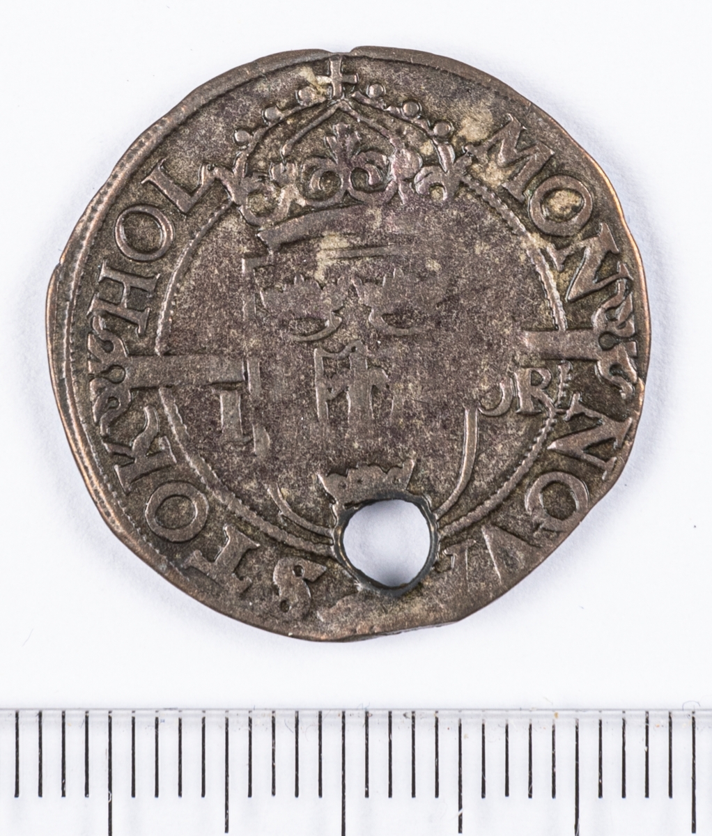 Mynt, 1 öre, Sverige, Johan III, silver. Med hål.