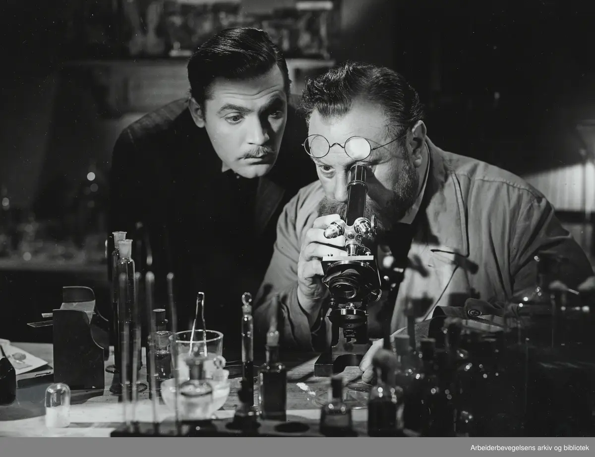 Emil Jannings og Raimund Schelcher i den tyske biografiske spillefilmen "Robert Koch, der Bekämpfer des Todes" fra 1939. Arbeidermagasinet
