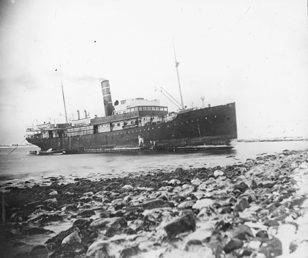 Hurtigruteskipet MIDNATSOL (bygget i 1910) på grunn i 1915.