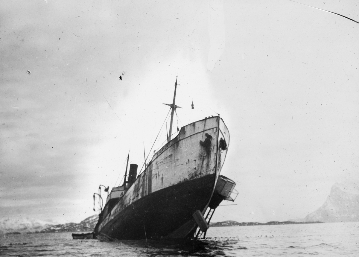 Ukjent dampskip på grunn, nøytralitetsmerke (Samme fartøy som BSJ 2018-003-282).