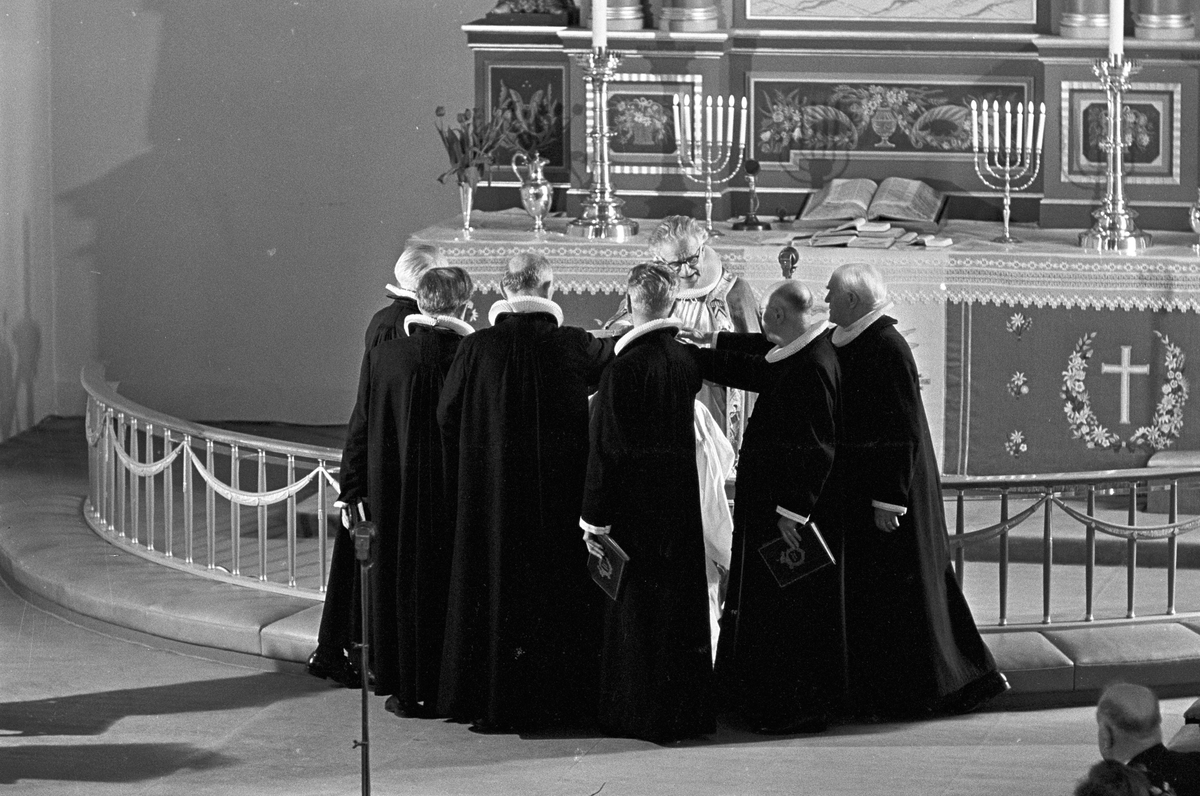 Serie bilder fra ordinering av Ingrid Bjerkås som første kvinnelige prest i den norske kirke, 13. mars 1961 (Heiberg).
Serie reportasjebilder fra hennes virke i Berg og Torsken i Senja, oktober 1961 (Nymark).