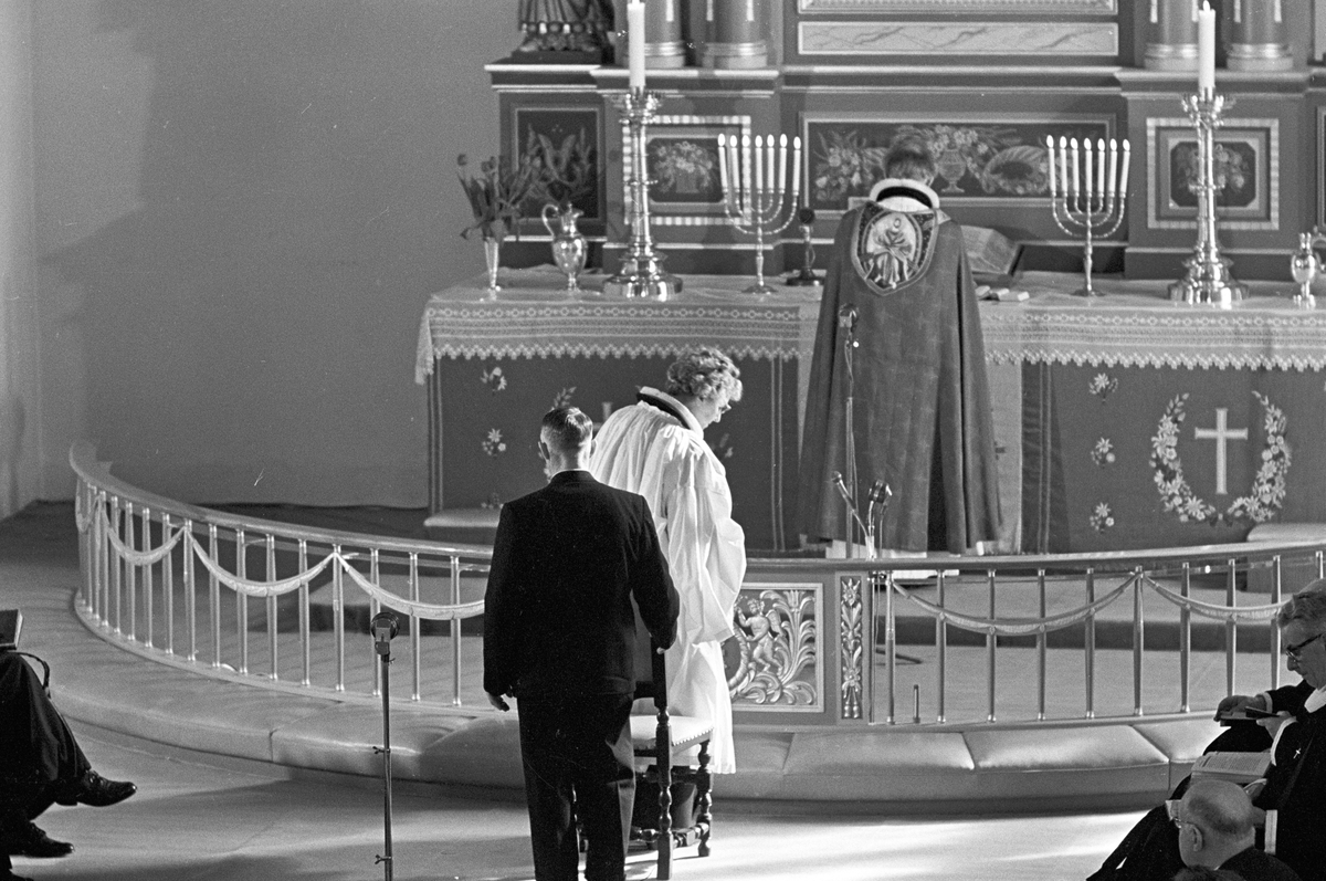 Serie bilder fra ordinering av Ingrid Bjerkås som første kvinnelige prest i den norske kirke, 13. mars 1961 (Heiberg).
Serie reportasjebilder fra hennes virke i Berg og Torsken i Senja, oktober 1961 (Nymark).